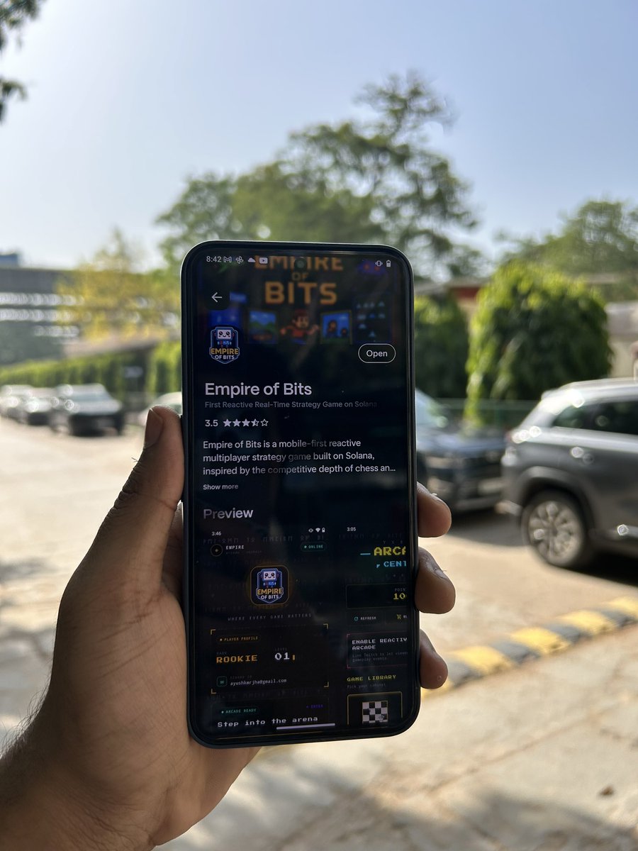 Ayushjhax's tweet photo. We are live at @solanamobile https://t.co/HtguytbcJn