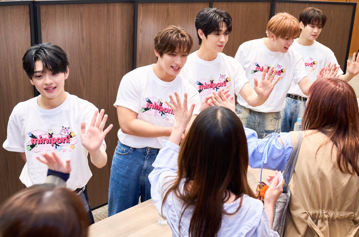 miniponofficial's tweet photo. 【現地レポ】メンバーの笑顔が弾けた神イベントを徹底プレイバック！ORβIT×minipon! スペシャルイベント完全レポ！ 

イベントを楽しむメンバーたちの限定オフショットも公開中🪄

EαRTHの皆さん必見です❤️‍🔥

▼詳しくはこちら
https://t.co/lFtJh8hdqv

 #ORβIT  #EαRTH  #오르빗  #minipon  #ミニポン https://t.co/YPKAWCnTbV