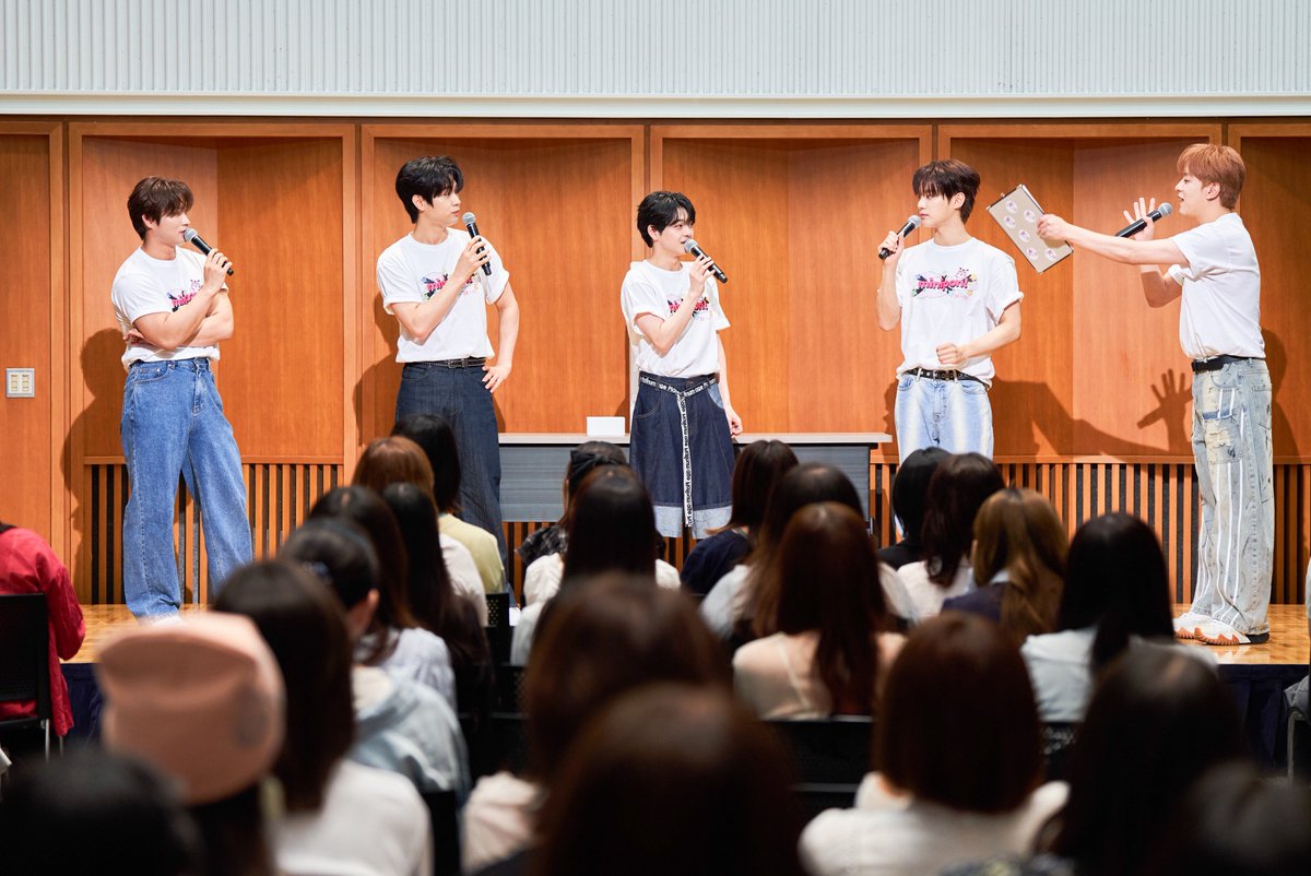 miniponofficial's tweet photo. 【現地レポ】メンバーの笑顔が弾けた神イベントを徹底プレイバック！ORβIT×minipon! スペシャルイベント完全レポ！ 

イベントを楽しむメンバーたちの限定オフショットも公開中🪄

EαRTHの皆さん必見です❤️‍🔥

▼詳しくはこちら
https://t.co/lFtJh8hdqv

 #ORβIT  #EαRTH  #오르빗  #minipon  #ミニポン https://t.co/YPKAWCnTbV