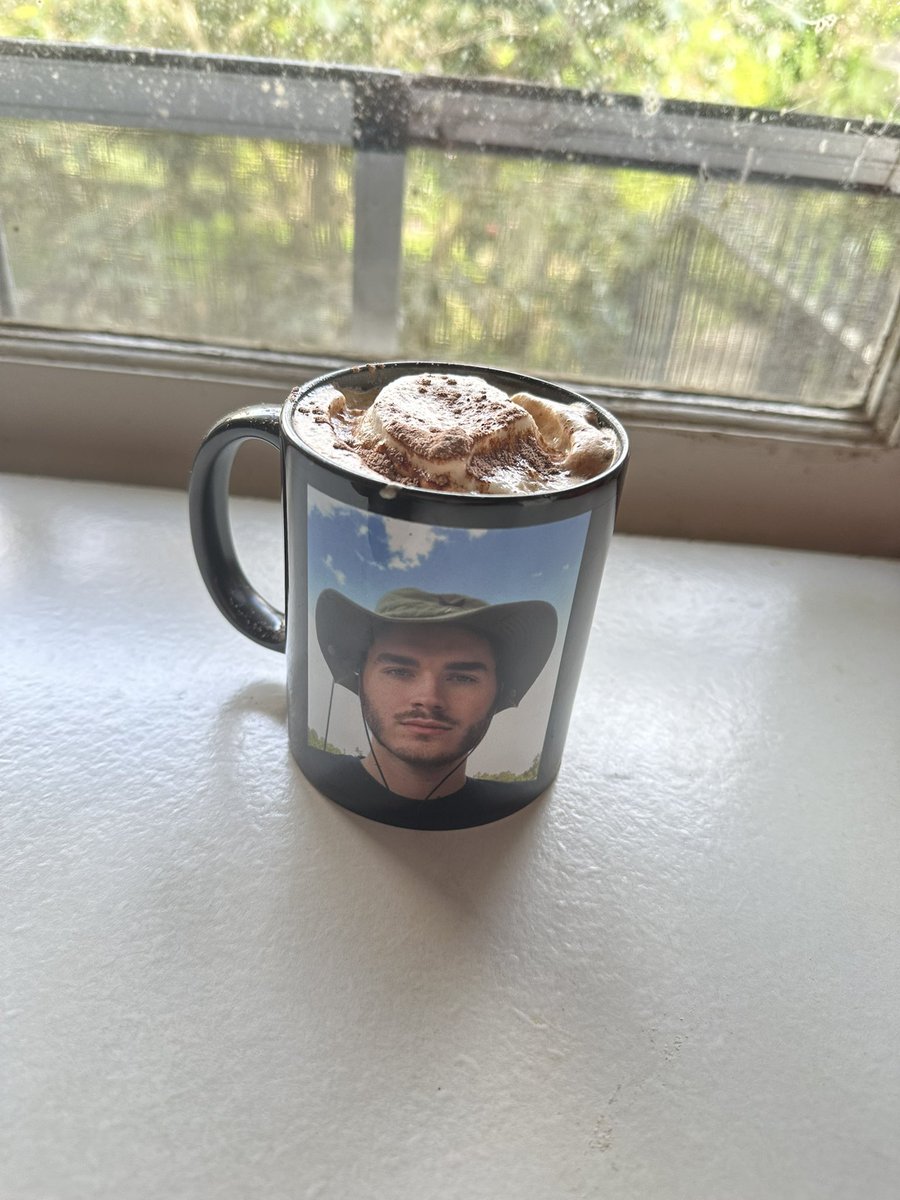 DavidToons_'s tweet photo. It’s finally cold enough in Australia to have Hot Chocolates 🥺✨🌅 https://t.co/eeJrVAVY2S