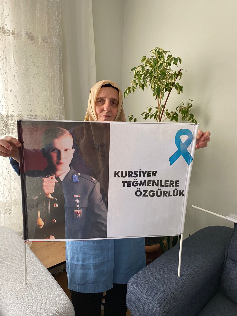 mzyilmaz08's tweet photo. Bugün bayram mı acaba.Galiba bayram.10 senedir bayramlar kapımızı hiç çalmıyor biliyormusunuz.Ancak evladımızın resmini kucakliyoruz.😭😭
@RTErdogan 
@herkesicinCHP 
@MhpTbmmGrubu 
@rprefahpartisi 
@TwanWessel 
@cemre_birand2 https://t.co/DOuta79Ljs