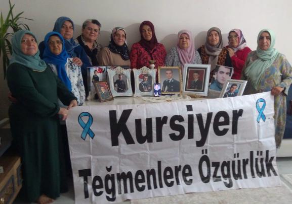 mzyilmaz08's tweet photo. Bugün bayram mı acaba.Galiba bayram.10 senedir bayramlar kapımızı hiç çalmıyor biliyormusunuz.Ancak evladımızın resmini kucakliyoruz.😭😭
@RTErdogan 
@herkesicinCHP 
@MhpTbmmGrubu 
@rprefahpartisi 
@TwanWessel 
@cemre_birand2 https://t.co/DOuta79Ljs