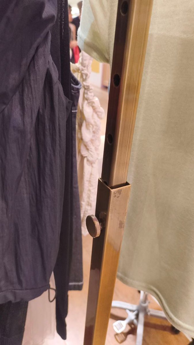 koreca_j's tweet photo. アパレル店舗の特注ハンガーラックの紹介です。季節やアイテムで着丈が変わるから「高さ調整」は必須ですよね💡今回は高さを自在に変えられる可動式ラックを特注しました。コートからシャツまでベストなバランスで陳列でき、ショップのレイアウトの幅がグッと広がります🤝
続く👇 https://t.co/xxUFzoQnCO