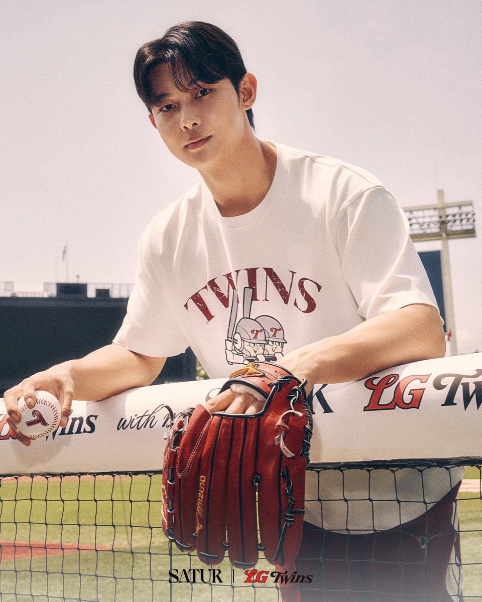 satur_official's tweet photo. “Archive in Play, with  My SATUR”
기록 위에, 세터와 함께 다시 플레이⚾️

LG TWINS와 SATUR가 만나 쌓여온 시간을 새로운 감각으로 재해석합니다.
경기의 순간을 넘어 일상 속에서도 이어질 수 있도록,
이번 컬렉션은 스포츠 헤리티지와 SATUR만의 감각을 담아 새로운 스타일을 제안합니다.
박해민, 우강훈, 김영우 그리고 김진성 패밀리와 함께한 화보를 통해, 기록 위에 다시 플레이되는 순간을 지금 만나보세요.

[SATUR X LG TWINS POP-UP EVENT]
📍잠실 구장 팝업
• 일정 : 5/29(금) - 5/31(일)
• 장소 : 잠실야구장 외야 캐치볼장
• 영업시간
- 5/29(금) 16:00 - 20:00
- 5/30(토) 15:00 - 19:00
- 5/31(일) 12:00 - 16:00

📍더 현대 팝업
• 일정 : 6/4(목) - 6/10(수)
• 장소 : B2F 아이코닉 팝업 행사장
• 영업시간
- 평일 : 10:30 - 20:00
- 주말 (금,토,일) : 10:30 - 20:30

🎁구장 & 더현대 서울 팝업 방문 구매 고객 대상 추첨 이벤트 진행

1️⃣ EVENT
• 5만원 이상 구매 시 친필 사인 야구볼 응모권 증정 (총 5인)
*김진성, 박해민, 우강훈, 김영우 선수 사인볼 중 선수 1인의 친필 사인볼 랜덤 증정

2️⃣ EVENT
• 10만원 이상 구매 시 친필 사인 유니폼 응모권 증정 (총 3인)
*김진성, 박해민, 우강훈, 김영우 선수의 친필 사인이 모두 포함된 유니폼 증정
*유니폼별 선수 사인 위치는 상이할 수 있습니다.

📢 당첨자 발표
6/17(수) 개별 연락 예정

📦 수령 안내
개별 연락 후 더현대 서울 방문 수령
(택배 분실 등의 우려로 현장 수령만 가능한 점 양해 부탁드립니다)

#SATUR #세터 #LGTWINS #WITHMYSATUR