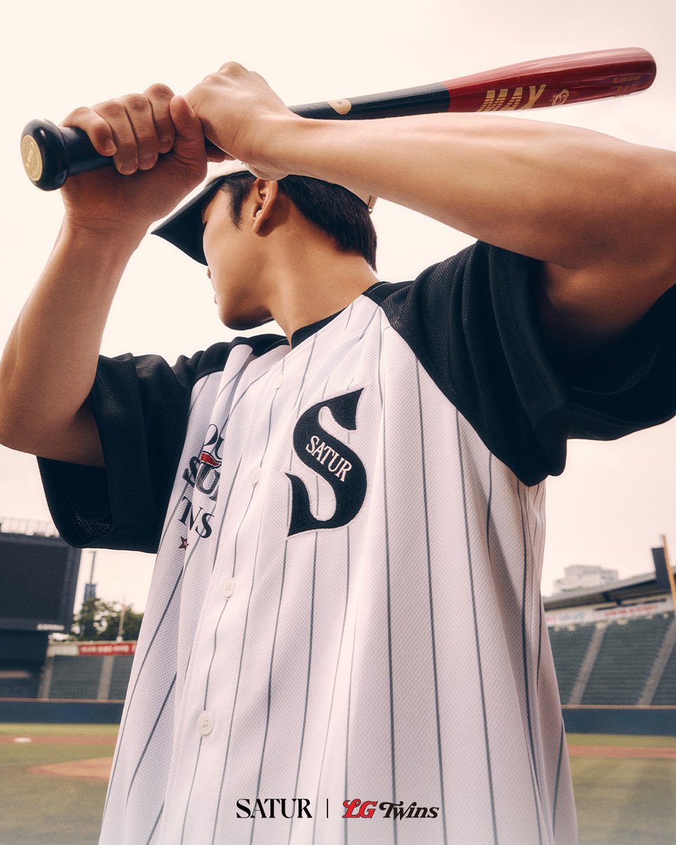 satur_official's tweet photo. “Archive in Play, with  My SATUR”
기록 위에, 세터와 함께 다시 플레이⚾️

LG TWINS와 SATUR가 만나 쌓여온 시간을 새로운 감각으로 재해석합니다.
경기의 순간을 넘어 일상 속에서도 이어질 수 있도록,
이번 컬렉션은 스포츠 헤리티지와 SATUR만의 감각을 담아 새로운 스타일을 제안합니다.
박해민, 우강훈, 김영우 그리고 김진성 패밀리와 함께한 화보를 통해, 기록 위에 다시 플레이되는 순간을 지금 만나보세요.

[SATUR X LG TWINS POP-UP EVENT]
📍잠실 구장 팝업
• 일정 : 5/29(금) - 5/31(일)
• 장소 : 잠실야구장 외야 캐치볼장
• 영업시간
- 5/29(금) 16:00 - 20:00
- 5/30(토) 15:00 - 19:00
- 5/31(일) 12:00 - 16:00

📍더 현대 팝업
• 일정 : 6/4(목) - 6/10(수)
• 장소 : B2F 아이코닉 팝업 행사장
• 영업시간
- 평일 : 10:30 - 20:00
- 주말 (금,토,일) : 10:30 - 20:30

🎁구장 & 더현대 서울 팝업 방문 구매 고객 대상 추첨 이벤트 진행

1️⃣ EVENT
• 5만원 이상 구매 시 친필 사인 야구볼 응모권 증정 (총 5인)
*김진성, 박해민, 우강훈, 김영우 선수 사인볼 중 선수 1인의 친필 사인볼 랜덤 증정

2️⃣ EVENT
• 10만원 이상 구매 시 친필 사인 유니폼 응모권 증정 (총 3인)
*김진성, 박해민, 우강훈, 김영우 선수의 친필 사인이 모두 포함된 유니폼 증정
*유니폼별 선수 사인 위치는 상이할 수 있습니다.

📢 당첨자 발표
6/17(수) 개별 연락 예정

📦 수령 안내
개별 연락 후 더현대 서울 방문 수령
(택배 분실 등의 우려로 현장 수령만 가능한 점 양해 부탁드립니다)

#SATUR #세터 #LGTWINS #WITHMYSATUR