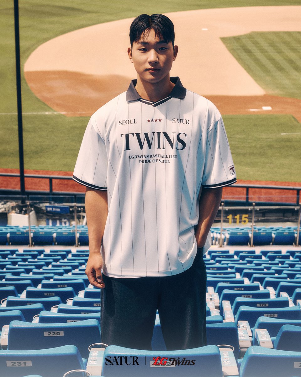 satur_official's tweet photo. “Archive in Play, with  My SATUR”
기록 위에, 세터와 함께 다시 플레이⚾️

LG TWINS와 SATUR가 만나 쌓여온 시간을 새로운 감각으로 재해석합니다.
경기의 순간을 넘어 일상 속에서도 이어질 수 있도록,
이번 컬렉션은 스포츠 헤리티지와 SATUR만의 감각을 담아 새로운 스타일을 제안합니다.
박해민, 우강훈, 김영우 그리고 김진성 패밀리와 함께한 화보를 통해, 기록 위에 다시 플레이되는 순간을 지금 만나보세요.

[SATUR X LG TWINS POP-UP EVENT]
📍잠실 구장 팝업
• 일정 : 5/29(금) - 5/31(일)
• 장소 : 잠실야구장 외야 캐치볼장
• 영업시간
- 5/29(금) 16:00 - 20:00
- 5/30(토) 15:00 - 19:00
- 5/31(일) 12:00 - 16:00

📍더 현대 팝업
• 일정 : 6/4(목) - 6/10(수)
• 장소 : B2F 아이코닉 팝업 행사장
• 영업시간
- 평일 : 10:30 - 20:00
- 주말 (금,토,일) : 10:30 - 20:30

🎁구장 & 더현대 서울 팝업 방문 구매 고객 대상 추첨 이벤트 진행

1️⃣ EVENT
• 5만원 이상 구매 시 친필 사인 야구볼 응모권 증정 (총 5인)
*김진성, 박해민, 우강훈, 김영우 선수 사인볼 중 선수 1인의 친필 사인볼 랜덤 증정

2️⃣ EVENT
• 10만원 이상 구매 시 친필 사인 유니폼 응모권 증정 (총 3인)
*김진성, 박해민, 우강훈, 김영우 선수의 친필 사인이 모두 포함된 유니폼 증정
*유니폼별 선수 사인 위치는 상이할 수 있습니다.

📢 당첨자 발표
6/17(수) 개별 연락 예정

📦 수령 안내
개별 연락 후 더현대 서울 방문 수령
(택배 분실 등의 우려로 현장 수령만 가능한 점 양해 부탁드립니다)

#SATUR #세터 #LGTWINS #WITHMYSATUR