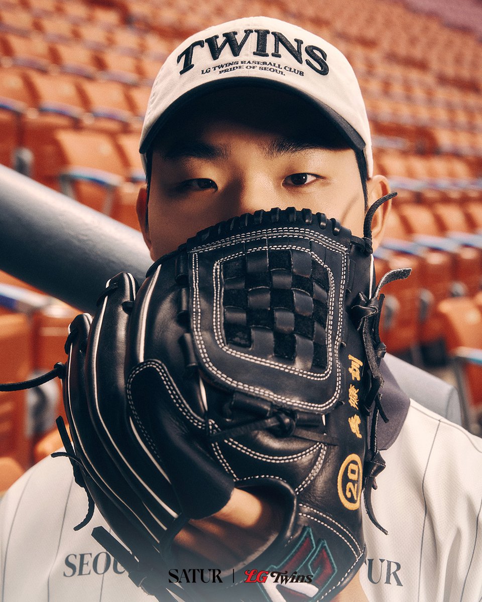 satur_official's tweet photo. “Archive in Play, with  My SATUR”
기록 위에, 세터와 함께 다시 플레이⚾️

LG TWINS와 SATUR가 만나 쌓여온 시간을 새로운 감각으로 재해석합니다.
경기의 순간을 넘어 일상 속에서도 이어질 수 있도록,
이번 컬렉션은 스포츠 헤리티지와 SATUR만의 감각을 담아 새로운 스타일을 제안합니다.
박해민, 우강훈, 김영우 그리고 김진성 패밀리와 함께한 화보를 통해, 기록 위에 다시 플레이되는 순간을 지금 만나보세요.

[SATUR X LG TWINS POP-UP EVENT]
📍잠실 구장 팝업
• 일정 : 5/29(금) - 5/31(일)
• 장소 : 잠실야구장 외야 캐치볼장
• 영업시간
- 5/29(금) 16:00 - 20:00
- 5/30(토) 15:00 - 19:00
- 5/31(일) 12:00 - 16:00

📍더 현대 팝업
• 일정 : 6/4(목) - 6/10(수)
• 장소 : B2F 아이코닉 팝업 행사장
• 영업시간
- 평일 : 10:30 - 20:00
- 주말 (금,토,일) : 10:30 - 20:30

🎁구장 & 더현대 서울 팝업 방문 구매 고객 대상 추첨 이벤트 진행

1️⃣ EVENT
• 5만원 이상 구매 시 친필 사인 야구볼 응모권 증정 (총 5인)
*김진성, 박해민, 우강훈, 김영우 선수 사인볼 중 선수 1인의 친필 사인볼 랜덤 증정

2️⃣ EVENT
• 10만원 이상 구매 시 친필 사인 유니폼 응모권 증정 (총 3인)
*김진성, 박해민, 우강훈, 김영우 선수의 친필 사인이 모두 포함된 유니폼 증정
*유니폼별 선수 사인 위치는 상이할 수 있습니다.

📢 당첨자 발표
6/17(수) 개별 연락 예정

📦 수령 안내
개별 연락 후 더현대 서울 방문 수령
(택배 분실 등의 우려로 현장 수령만 가능한 점 양해 부탁드립니다)

#SATUR #세터 #LGTWINS #WITHMYSATUR