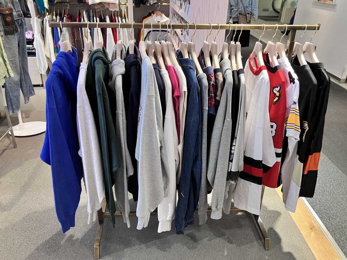 koreca_j's tweet photo. アパレル店舗の特注ハンガーラックの紹介です。季節やアイテムで着丈が変わるから「高さ調整」は必須ですよね💡今回は高さを自在に変えられる可動式ラックを特注しました。コートからシャツまでベストなバランスで陳列でき、ショップのレイアウトの幅がグッと広がります🤝
続く👇 https://t.co/xxUFzoQnCO