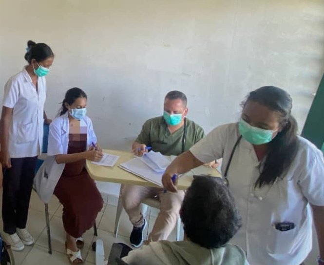 cubacooperaTLbc's tweet photo. El. Dr. Ángel Alcides Leyva, Esp en Medicina Interna miembro de la #BMCTL realiza interconsulta a paciente con Tuberculosis Pulmonar y Anemia Severa en  #HoREX #Baucau comprometido en la atención integral a la población timorense porque #CubaCoopera #CubaSalva #CubaPorLaSalud https://t.co/VUoHb5i9g5