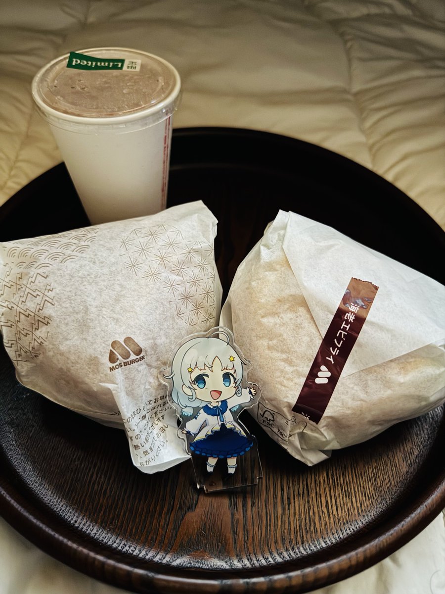 feat_nuts's tweet photo. やっぱりモス！
エビフライの方が好きだった。

マクドのじゃがチーズと手羽先風も美味しかったよ？ https://t.co/iXSjTJHalc