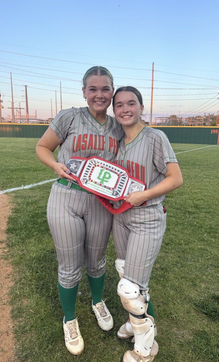 LPSoftball17's tweet photo. LadyCavs defeat East Peoria 2-0 in the Sectional semifinal. Taylor Vescogni the complete game win giving up 3 hits while striking out 12. Makenzie Chamberlain(1B,2B,2RBI), Anna Riva(1B,1B,Run), Karmen Piano(1B) &amp; Kelsey Frederick(1B) https://t.co/2bV5aF6nmv