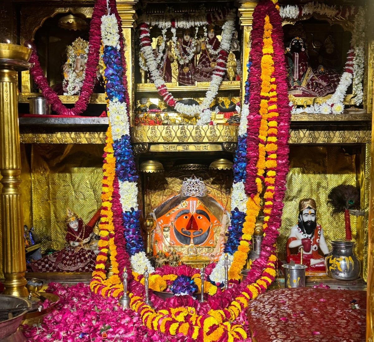 SARITA_BISHNOI2's tweet photo. सालासर बालाजी महाराज पर भरोसा रखो प्रार्थनाएं और दुआऐ सब कुछ बदल देती है। 

सालासर बालाजी महाराज के चरणो मे सच्चा सुख और आनंद है। 

सालासर बालाजी महाराज सभी भक्तो का बेड़ा पार करेंगे। 

प्रेम से बोलिए जय सालासर बालाजी महाराज 🙌 https://t.co/eKSC0Y8k3v