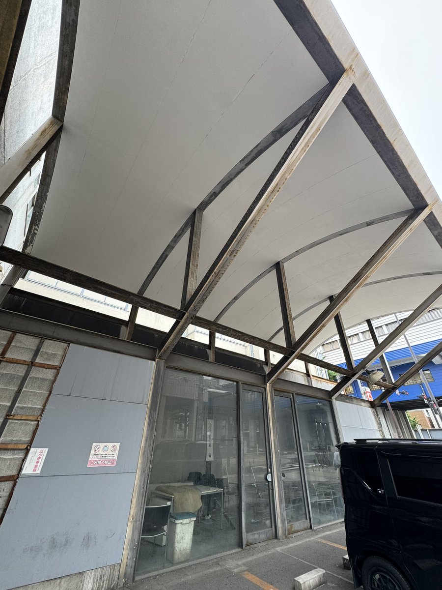 deepannai's tweet photo. 大阪港駅前の知られざるバブル遺産「ライカ本社ビル行き送迎バス乗り場」

かつてアパレル業界で名を馳せていたライカ（カメラメーカーのライカとは無関係）の本社が南港にあり、社員の通勤ルートとして大阪港駅前に専用の送迎バス乗り場を設置していた。無駄に豪華な作りをしているが、ただのバス乗り場だ。これが出来た当時は地下鉄中央線（OTS線）がコスモスクエアまで延伸されておらず、大阪港方面から南港へはバスで港大橋を渡るしか方法はなかった

南港のライカ本社ビルもまた豪華絢爛で安藤忠雄設計のバブリーな建築物をおっ建てたが、その建築費用によって発生した高額な負債などが原因で経営状態が悪化し2004年に民事再生法申請。本社ビルは廃墟状態で2012年頃まで放置されたが後に建物も解体された

アパレルのライカという会社も存在自体忘れ去られたが、この場所だけが唯一と言って良い遺構になってしまっている。バス乗り場の建物右側にうっすら「RAIKA」のロゴの痕跡が残っているのが、お分かりいただけるだろうか…