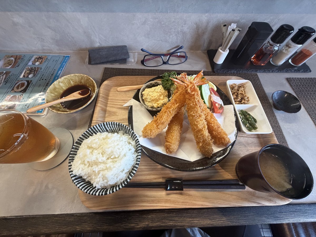 pp_KtL's tweet photo. すきばら　エビフライ定食　#お昼ご飯  #すきばら https://t.co/1x2iMHKXO6