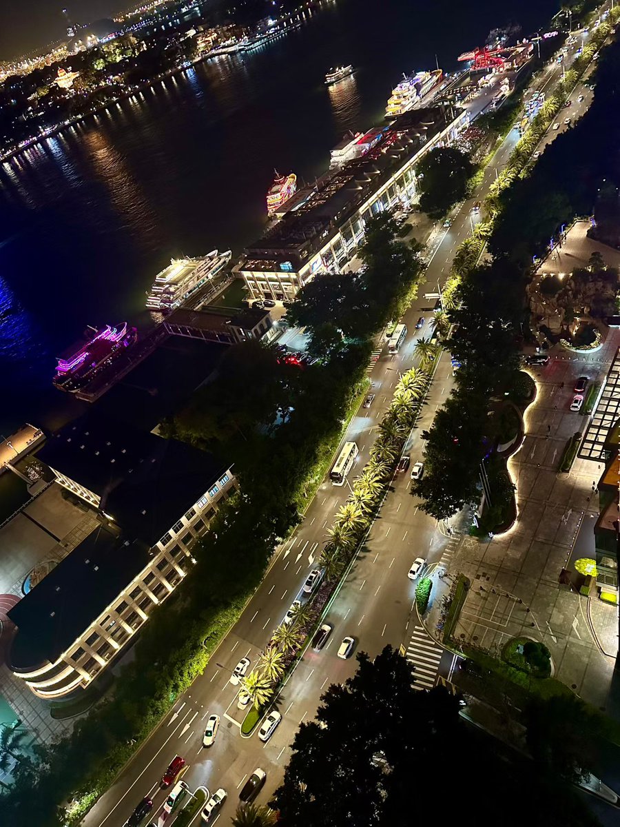StraitHeraldFr's tweet photo. La nuit de Xiamen, où l'air embaumé du jasmin se mêle au murmure de la mer. https://t.co/x3N365sAmM