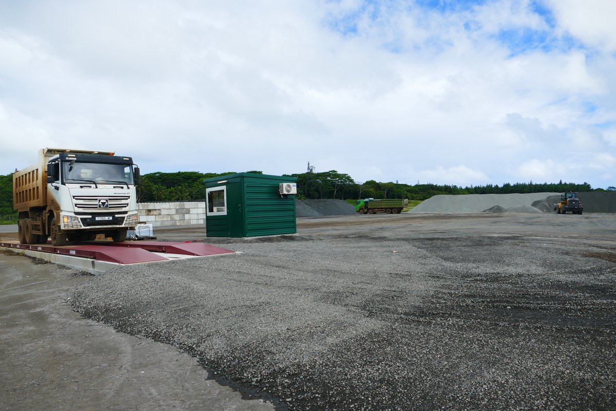 Prefet986's tweet photo. La 3ème barge transportant des marchandises dédiées aux travaux de la piste de l’aéroport a accosté au quai de MU.
Dans la continuité, les camions ont entamé l’acheminement des granulats du port jusqu’à l’aéroport.
Une vigilance accrue est recommandée...⤵️
https://t.co/ZOXBLr2v7R https://t.co/i8Zyksl67Q