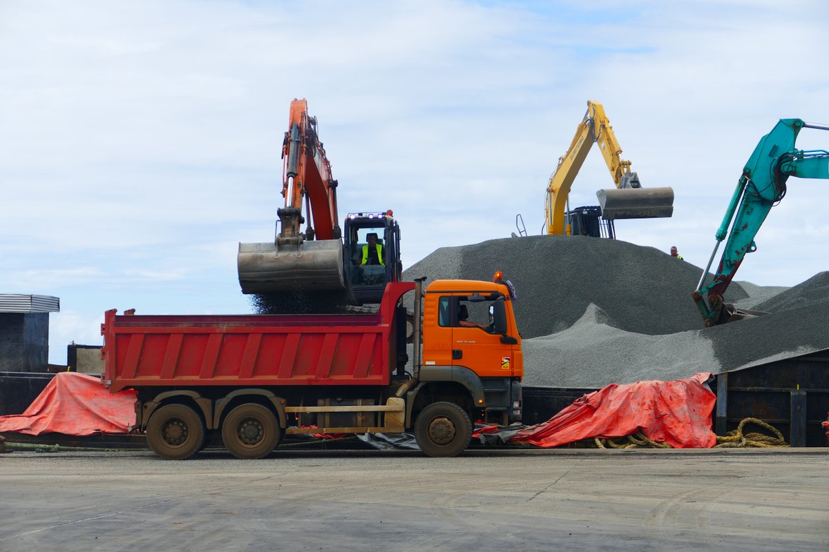 Prefet986's tweet photo. La 3ème barge transportant des marchandises dédiées aux travaux de la piste de l’aéroport a accosté au quai de MU.
Dans la continuité, les camions ont entamé l’acheminement des granulats du port jusqu’à l’aéroport.
Une vigilance accrue est recommandée...⤵️
https://t.co/ZOXBLr2v7R https://t.co/i8Zyksl67Q
