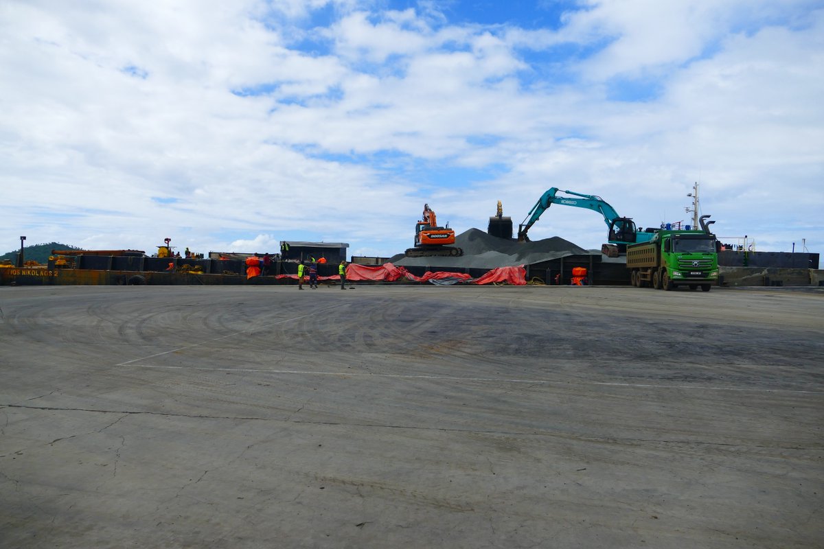 Prefet986's tweet photo. La 3ème barge transportant des marchandises dédiées aux travaux de la piste de l’aéroport a accosté au quai de MU.
Dans la continuité, les camions ont entamé l’acheminement des granulats du port jusqu’à l’aéroport.
Une vigilance accrue est recommandée...⤵️
https://t.co/ZOXBLr2v7R https://t.co/i8Zyksl67Q