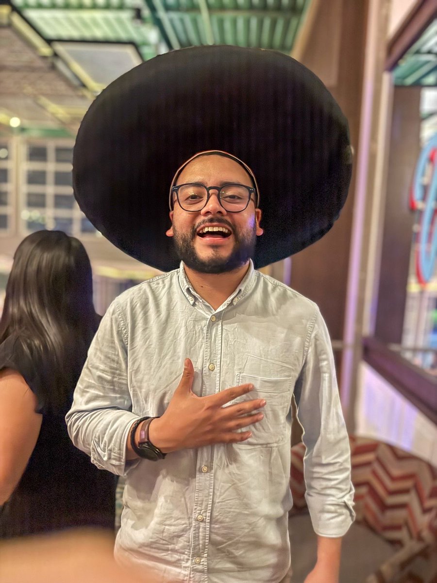 Anibaljam's tweet photo. Hoy tuve un día de mierda y una de mis tiktokers favoritas decidió subir mis poemas leídos por ella y dijo: -yo no sé quién tuvo el lujo de que este hombre que escribe así le amara-.

Día arreglado. Así anduve después de eso: https://t.co/RzZJwdAeky