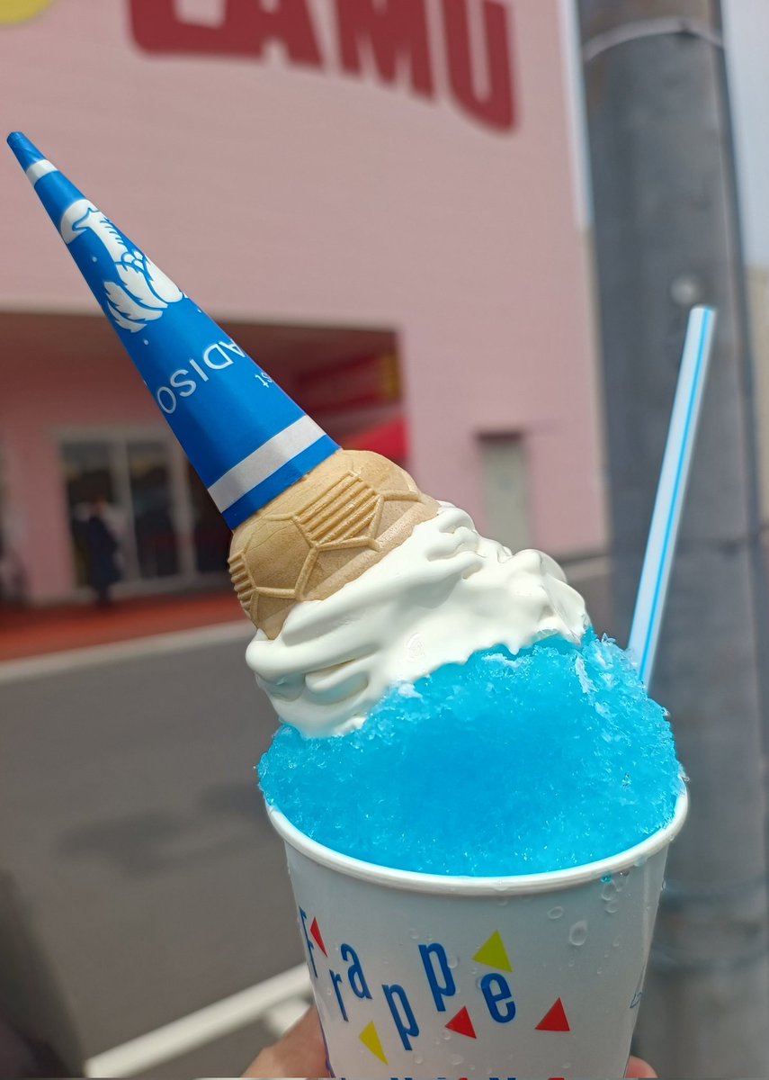 coastocn2's tweet photo. ラ・ムーの夏はこれでしょーw
かき氷にソフトトッピング出来るんだけどあえてソフトクリームも頼んで200円でブルーハワイフロート爆誕ww
長野のパクパクめちゃ空いてるよ〜甲府徳行店はまだ混んでるのかなぁ？…
#ラムー #PAKUPAKU #パクパク 
#ラ・ムー 流通団地店
#長野県松本市小屋南 
#菊池桃子 https://t.co/3Pxq4YiTWv