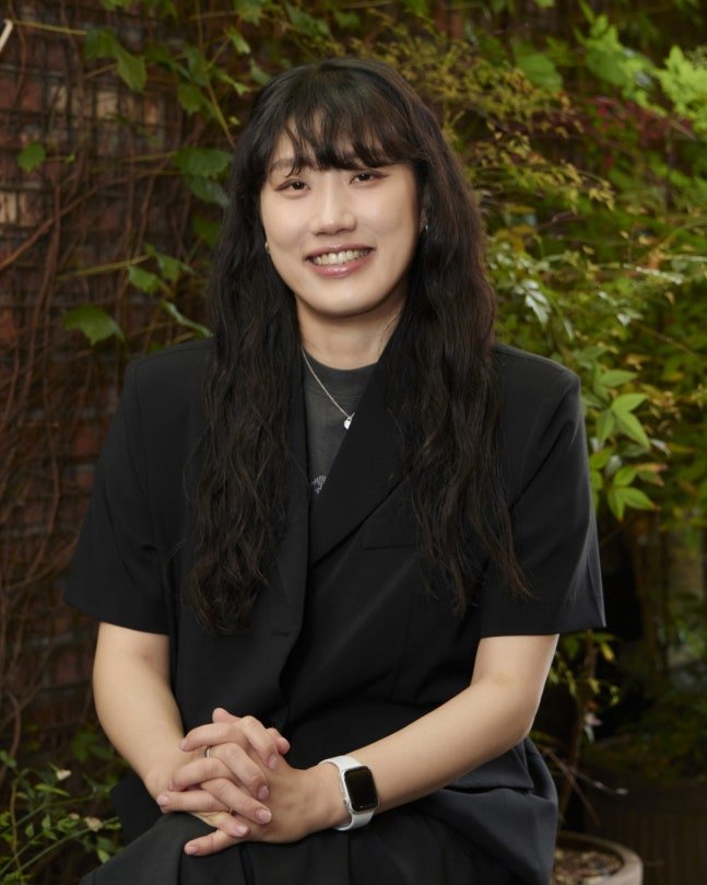 mamprelfer's tweet photo. Writer Kim Ran Joo mentioned Kim Seon Ho saying "When we contacted him to join the show someone told us that he has a very good relationship with grandmothers and grandfathers" 

She added "I was told he has a special affection for the elderly and when we actually worked together he turned out to be even more so than I had imagined"

​In the show 'Bonjour Bakery' Kim Seon Ho would always approach and greet the elderly in Gochang Village with warmth and familiarity frequently reminding and inviting them to stop by the bakery. Furthermore he showed a gentle demeanor and exuded a friendly charm whenever he welcomed elderly customers to the shop.

​Writer Kim Ran Joo who was so impressed that she praised him for exceeding her expectations shared "He would constantly ask 'Why didn't grandma come today ? Will she be coming ?' It went so far that people said if Kim Seon Ho was at the shop the locals couldn't just walk past" 

She concluded by saying "It truly seems like that is his genuine self and actual personality"