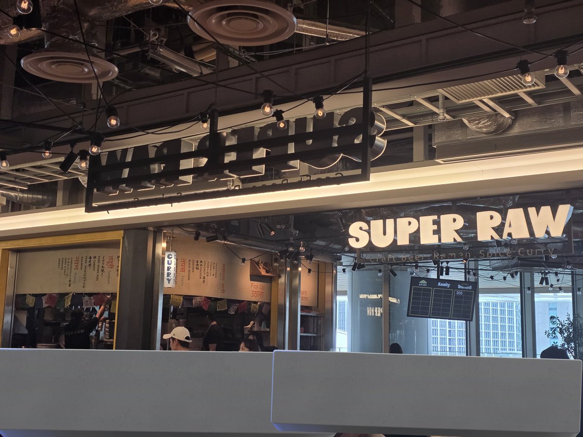 stabarization's tweet photo. カレーとラーメンとクラフトビールという、分かりやすく独身男性を狙っているフードコートにやってきました。 https://t.co/ac10SLse14
