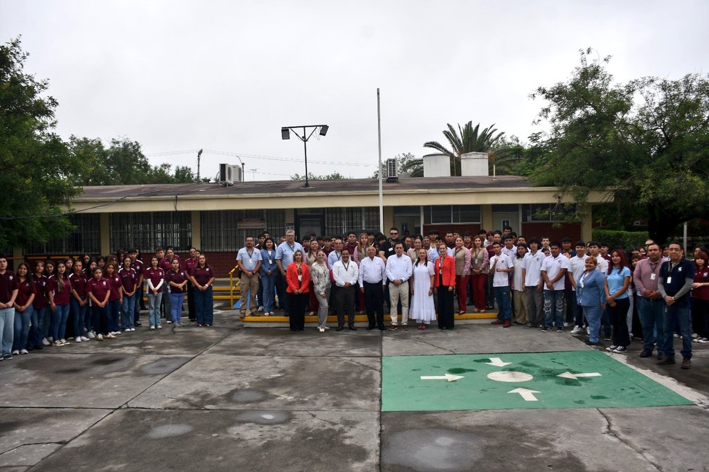 fgymexico's tweet photo. En el segundo día de gira en Nuevo León arranqué mis actividades con una excelente visita a la gran comunidad del CECATI 192.📍⚡

🗣️ Mi objetivo principal en estos recorridos es escucharlos de primera mano, platicar frente a frente con la comunidad estudiantil, personal docente y administrativo, ya que es vital para entender nuestros retos.

🏗️ Además, estoy revisando personalmente la infraestructura de los planteles para asegurarnos de seguir impulsando una capacitación para el trabajo de máxima calidad.

🙌 ¡Agradezco a todo el equipo del CECATI 192 por su cálido recibimiento y por demostrar todos los días el gran compromiso que tienen con la formación laboral de México!

Seguimos avanzando con el compromiso intacto. 🇲🇽✨

#Educación #SEP #DGCFT #CECATI192 #NuevoLeón #CapacitaciónParaElTrabajo