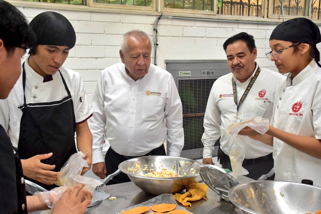 fgymexico's tweet photo. En el segundo día de gira en Nuevo León arranqué mis actividades con una excelente visita a la gran comunidad del CECATI 192.📍⚡

🗣️ Mi objetivo principal en estos recorridos es escucharlos de primera mano, platicar frente a frente con la comunidad estudiantil, personal docente y administrativo, ya que es vital para entender nuestros retos.

🏗️ Además, estoy revisando personalmente la infraestructura de los planteles para asegurarnos de seguir impulsando una capacitación para el trabajo de máxima calidad.

🙌 ¡Agradezco a todo el equipo del CECATI 192 por su cálido recibimiento y por demostrar todos los días el gran compromiso que tienen con la formación laboral de México!

Seguimos avanzando con el compromiso intacto. 🇲🇽✨

#Educación #SEP #DGCFT #CECATI192 #NuevoLeón #CapacitaciónParaElTrabajo