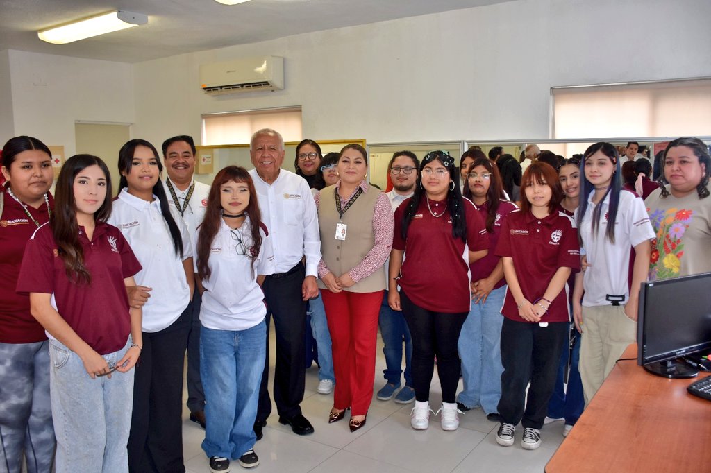 fgymexico's tweet photo. En el segundo día de gira en Nuevo León arranqué mis actividades con una excelente visita a la gran comunidad del CECATI 192.📍⚡

🗣️ Mi objetivo principal en estos recorridos es escucharlos de primera mano, platicar frente a frente con la comunidad estudiantil, personal docente y administrativo, ya que es vital para entender nuestros retos.

🏗️ Además, estoy revisando personalmente la infraestructura de los planteles para asegurarnos de seguir impulsando una capacitación para el trabajo de máxima calidad.

🙌 ¡Agradezco a todo el equipo del CECATI 192 por su cálido recibimiento y por demostrar todos los días el gran compromiso que tienen con la formación laboral de México!

Seguimos avanzando con el compromiso intacto. 🇲🇽✨

#Educación #SEP #DGCFT #CECATI192 #NuevoLeón #CapacitaciónParaElTrabajo