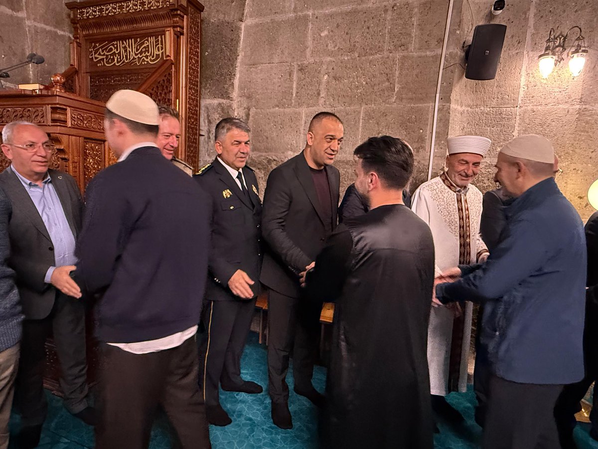 ademyurdagul's tweet photo. Rahmet, mağfiret ve bereketin doruğa çıktığı bu mübarek günde bayram namazımızı Ulu Cami’de eda ederek, kıymetli hemşehrilerimiz ile bayramlaştık.

Rabbim dualarımızı ve kurbanlarımızı dergahı izzetinde kabul ve makbul buyursun.

Hayırlı bayramlar… https://t.co/L25i5ttMQm