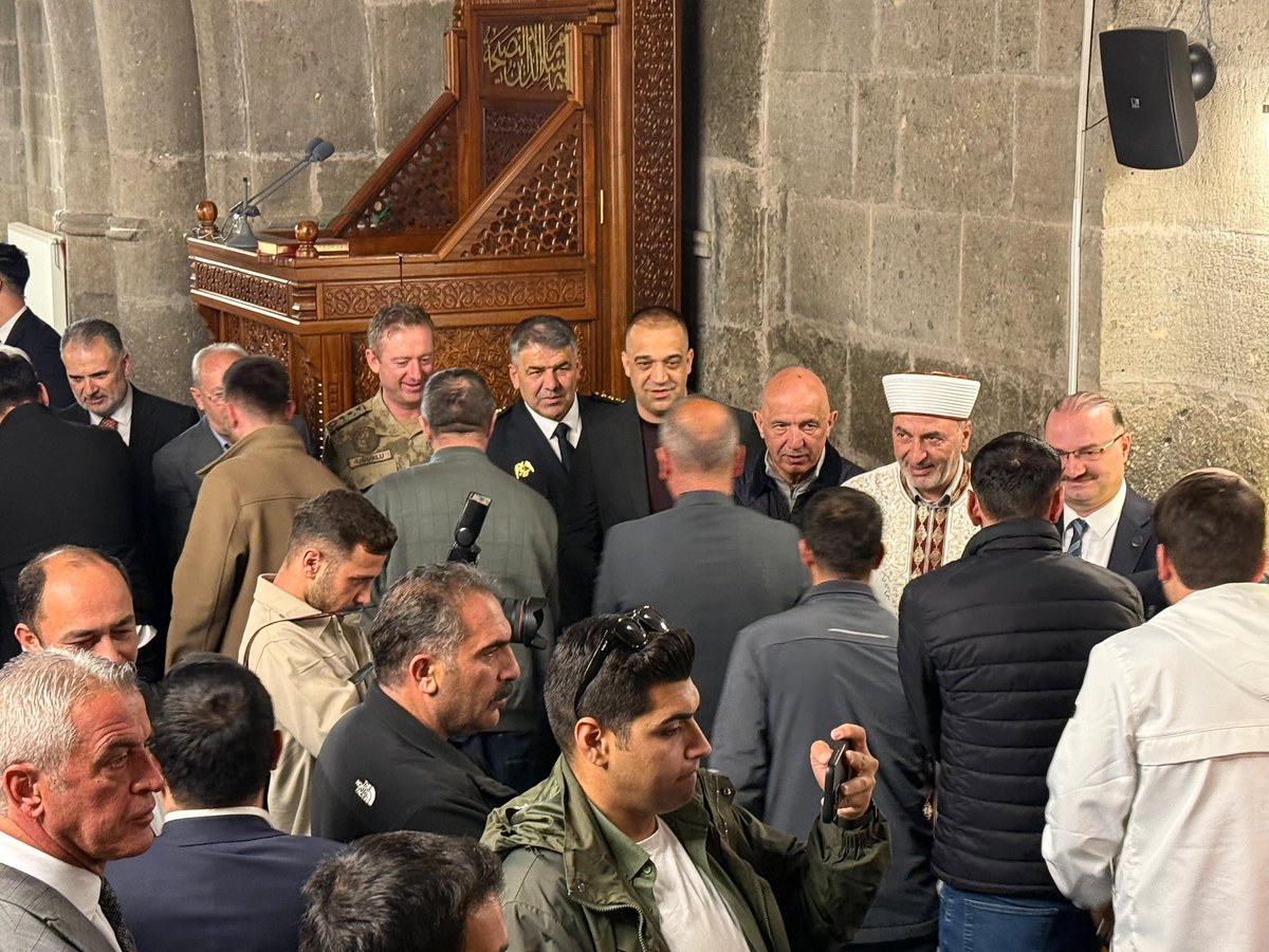 ademyurdagul's tweet photo. Rahmet, mağfiret ve bereketin doruğa çıktığı bu mübarek günde bayram namazımızı Ulu Cami’de eda ederek, kıymetli hemşehrilerimiz ile bayramlaştık.

Rabbim dualarımızı ve kurbanlarımızı dergahı izzetinde kabul ve makbul buyursun.

Hayırlı bayramlar… https://t.co/L25i5ttMQm