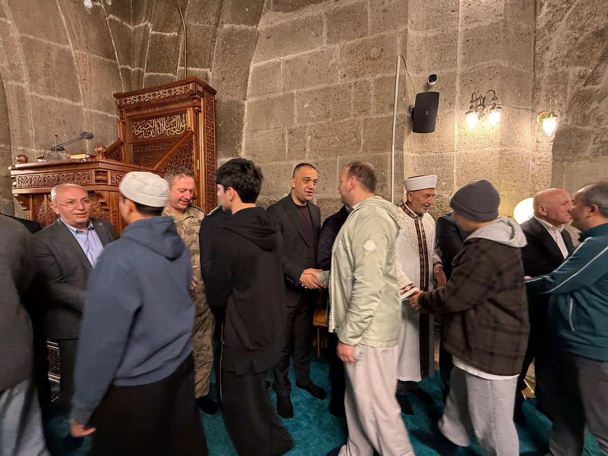 ademyurdagul's tweet photo. Rahmet, mağfiret ve bereketin doruğa çıktığı bu mübarek günde bayram namazımızı Ulu Cami’de eda ederek, kıymetli hemşehrilerimiz ile bayramlaştık.

Rabbim dualarımızı ve kurbanlarımızı dergahı izzetinde kabul ve makbul buyursun.

Hayırlı bayramlar… https://t.co/L25i5ttMQm