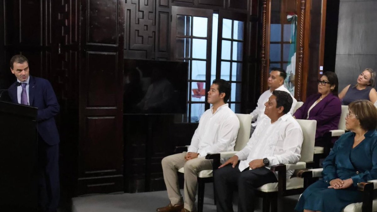 Embelmex's tweet photo. Qué honor ser nombrado Visitante Distinguido por la alcaldesa de Veracruz, Rosa María Hernández Espejo, durante una Sesión Solemne del Concejo Municipal en el marco de nuestra Misión Empresarial, tras un encuentro con los servicios de la ciudad y el sector privado local 🇲🇽🇧🇪🤝 https://t.co/F3Rs6oltYm
