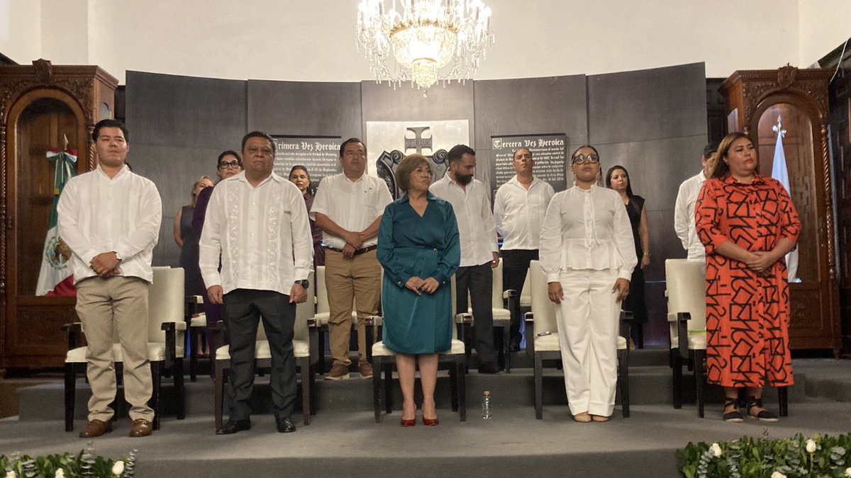 Embelmex's tweet photo. Qué honor ser nombrado Visitante Distinguido por la alcaldesa de Veracruz, Rosa María Hernández Espejo, durante una Sesión Solemne del Concejo Municipal en el marco de nuestra Misión Empresarial, tras un encuentro con los servicios de la ciudad y el sector privado local 🇲🇽🇧🇪🤝 https://t.co/F3Rs6oltYm