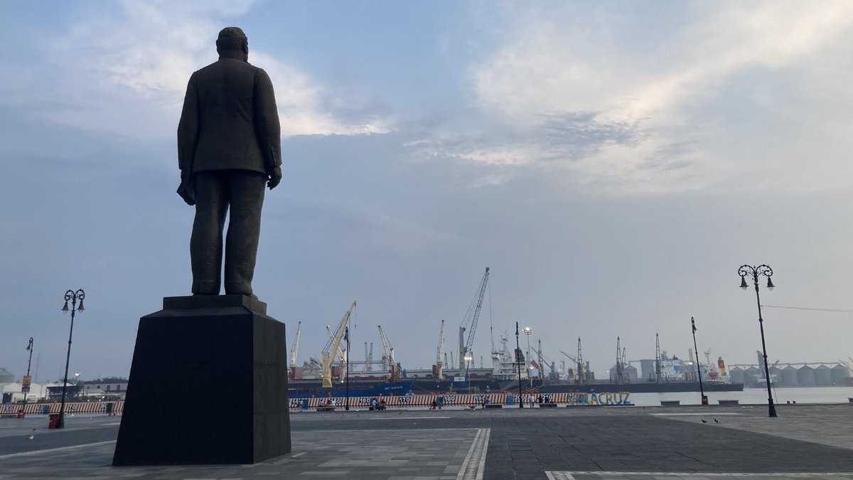 Embelmex's tweet photo. Qué honor ser nombrado Visitante Distinguido por la alcaldesa de Veracruz, Rosa María Hernández Espejo, durante una Sesión Solemne del Concejo Municipal en el marco de nuestra Misión Empresarial, tras un encuentro con los servicios de la ciudad y el sector privado local 🇲🇽🇧🇪🤝 https://t.co/F3Rs6oltYm