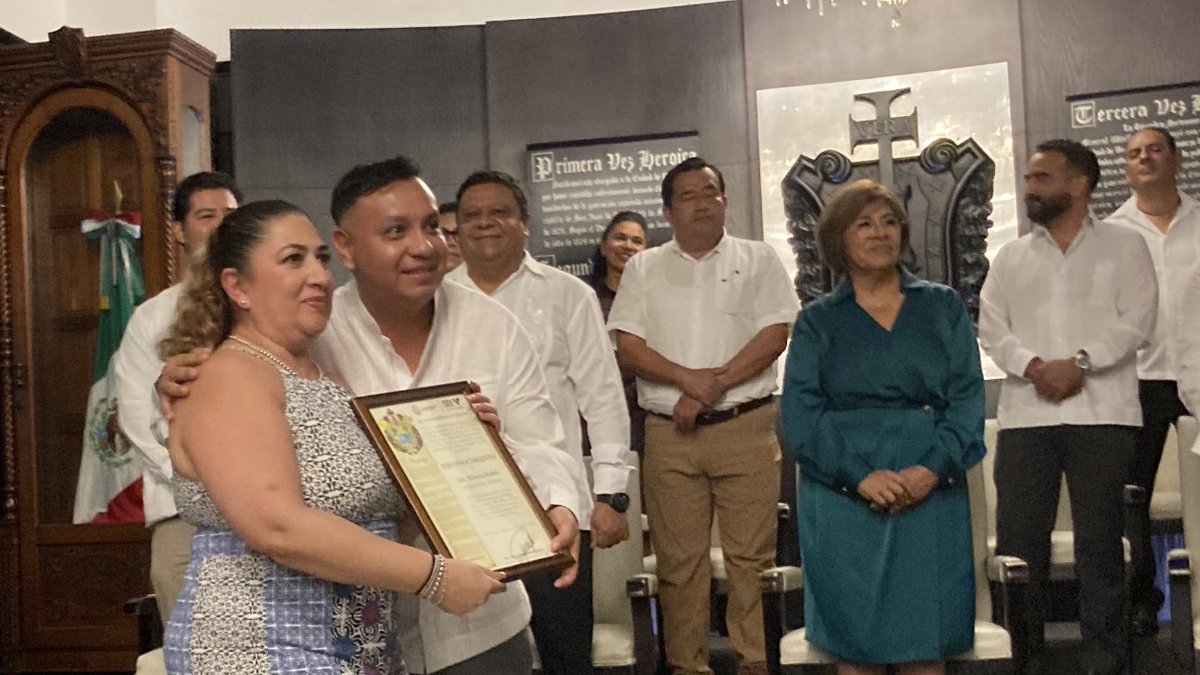 Embelmex's tweet photo. Qué honor ser nombrado Visitante Distinguido por la alcaldesa de Veracruz, Rosa María Hernández Espejo, durante una Sesión Solemne del Concejo Municipal en el marco de nuestra Misión Empresarial, tras un encuentro con los servicios de la ciudad y el sector privado local 🇲🇽🇧🇪🤝 https://t.co/F3Rs6oltYm