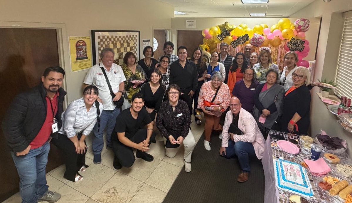 VAFORLFL's tweet photo. 🎉 Hoy celebramos con mucha alegría el cumpleaños de nuestra CEO Janice Febo. ✨

Agradecemos su liderazgo, compromiso y dedicación al servicio de nuestra comunidad a través de @VDSORLANDO y @VAFORLFL. ❤️

Gracias también a los compañeros del @ConsulMexOrl y aliados comunitarios que por tantos años han celebrado y trabajado junto a ella impactando vidas en nuestra comunidad. 🤝

¡Feliz cumpleaños y que sigan los éxitos y bendiciones! 🎂🎈

#FelizCumpleaños #VDSOrlando #VAFOrlando #Comunidad #Liderazgo #Orlando @IME_SRE @VDS_UM @CSFMEU @SRE_mx