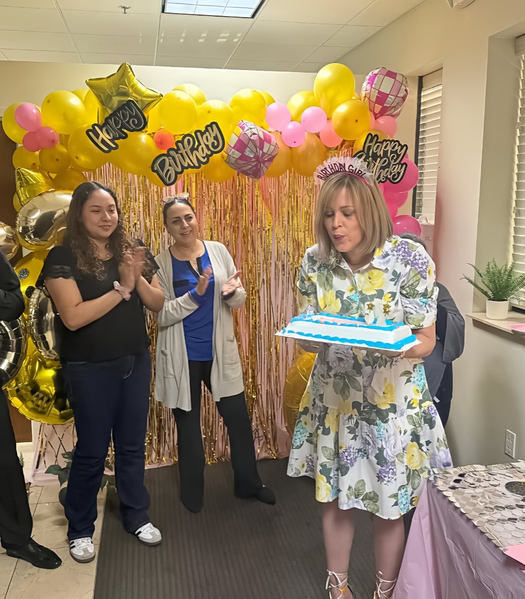 VAFORLFL's tweet photo. 🎉 Hoy celebramos con mucha alegría el cumpleaños de nuestra CEO Janice Febo. ✨

Agradecemos su liderazgo, compromiso y dedicación al servicio de nuestra comunidad a través de @VDSORLANDO y @VAFORLFL. ❤️

Gracias también a los compañeros del @ConsulMexOrl y aliados comunitarios que por tantos años han celebrado y trabajado junto a ella impactando vidas en nuestra comunidad. 🤝

¡Feliz cumpleaños y que sigan los éxitos y bendiciones! 🎂🎈

#FelizCumpleaños #VDSOrlando #VAFOrlando #Comunidad #Liderazgo #Orlando @IME_SRE @VDS_UM @CSFMEU @SRE_mx
