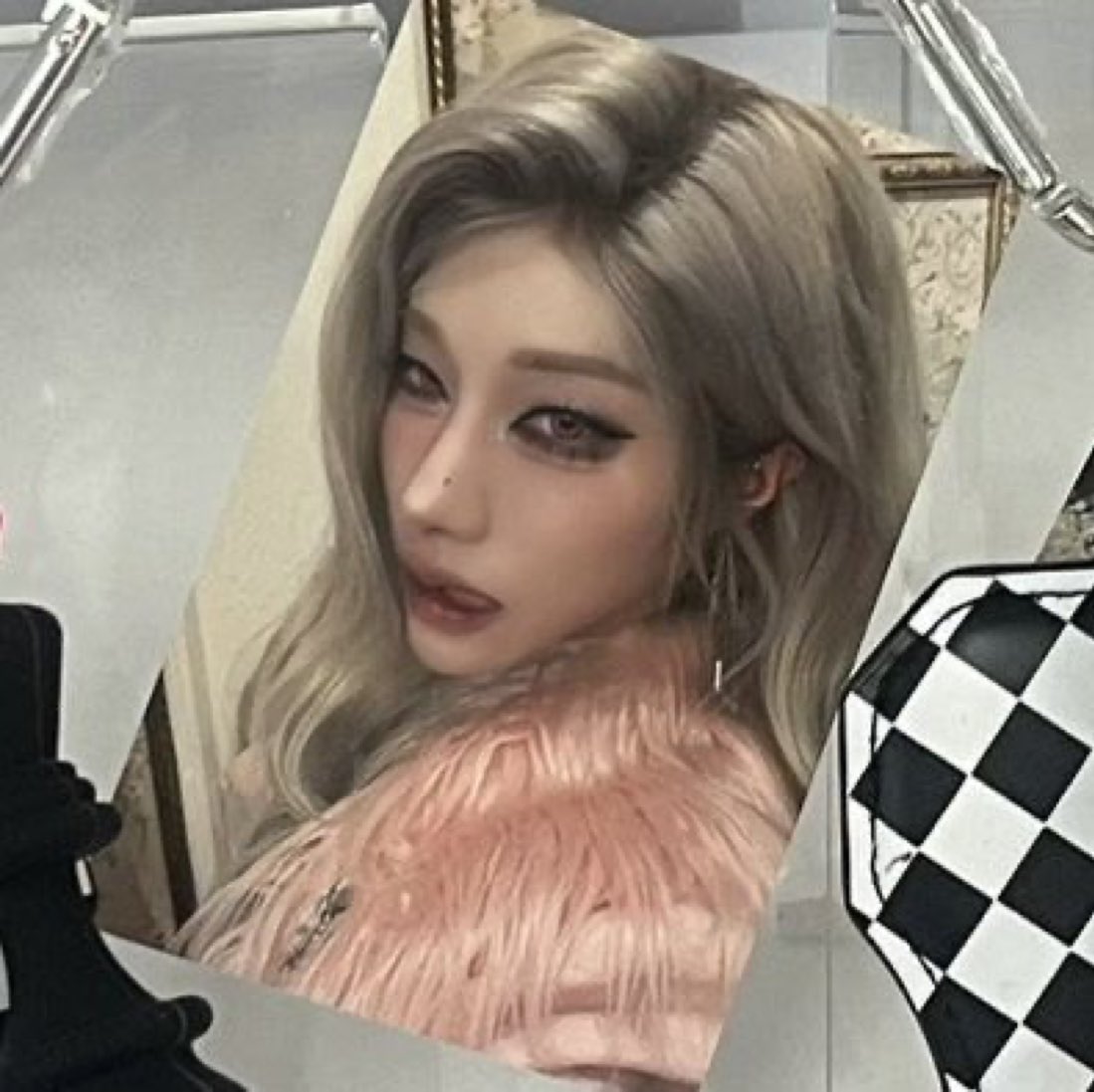 lesbirui's tweet photo. this insane wig https://t.co/mFHCC5oLS3