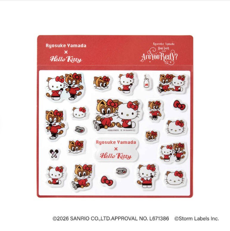 info_hsj_'s tweet photo. /／ 
「Ryosuke Yamada(#りょすかる)」
                       ×
「Hello Kitty(#キティーちゃん)」
\＼

コラボシールが、『#RyosukeYamada DOME TOUR 2026 Are You Red.Y?』オフィシャルグッズとして販売決定❕

▼ご購入はこちら👇
https://t.co/Bv4MNtBuKQ

#HelloKitty
#AreYouRedY
#山田涼介 https://t.co/m8TRgxEG1T