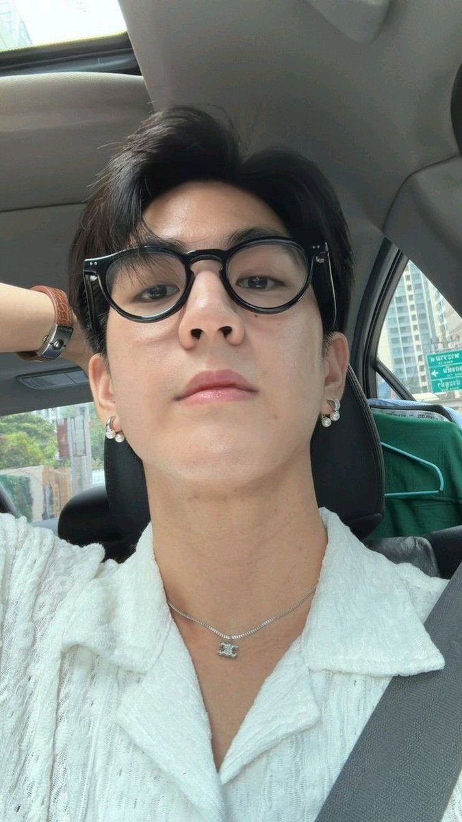 iseasunshine_'s tweet photo. ไอ้พวกแว่นๆนี่เป็นไรมากปะ 

//เป็นลูก 😌
#sea_tawinan https://t.co/VI9gAa8oVV