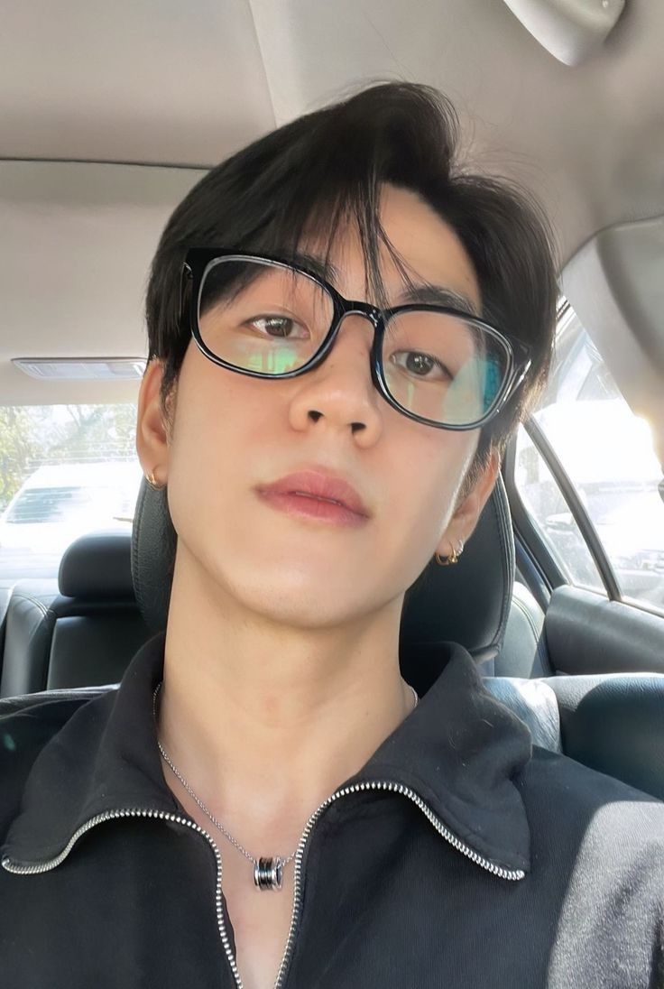 iseasunshine_'s tweet photo. ไอ้พวกแว่นๆนี่เป็นไรมากปะ 

//เป็นลูก 😌
#sea_tawinan https://t.co/VI9gAa8oVV