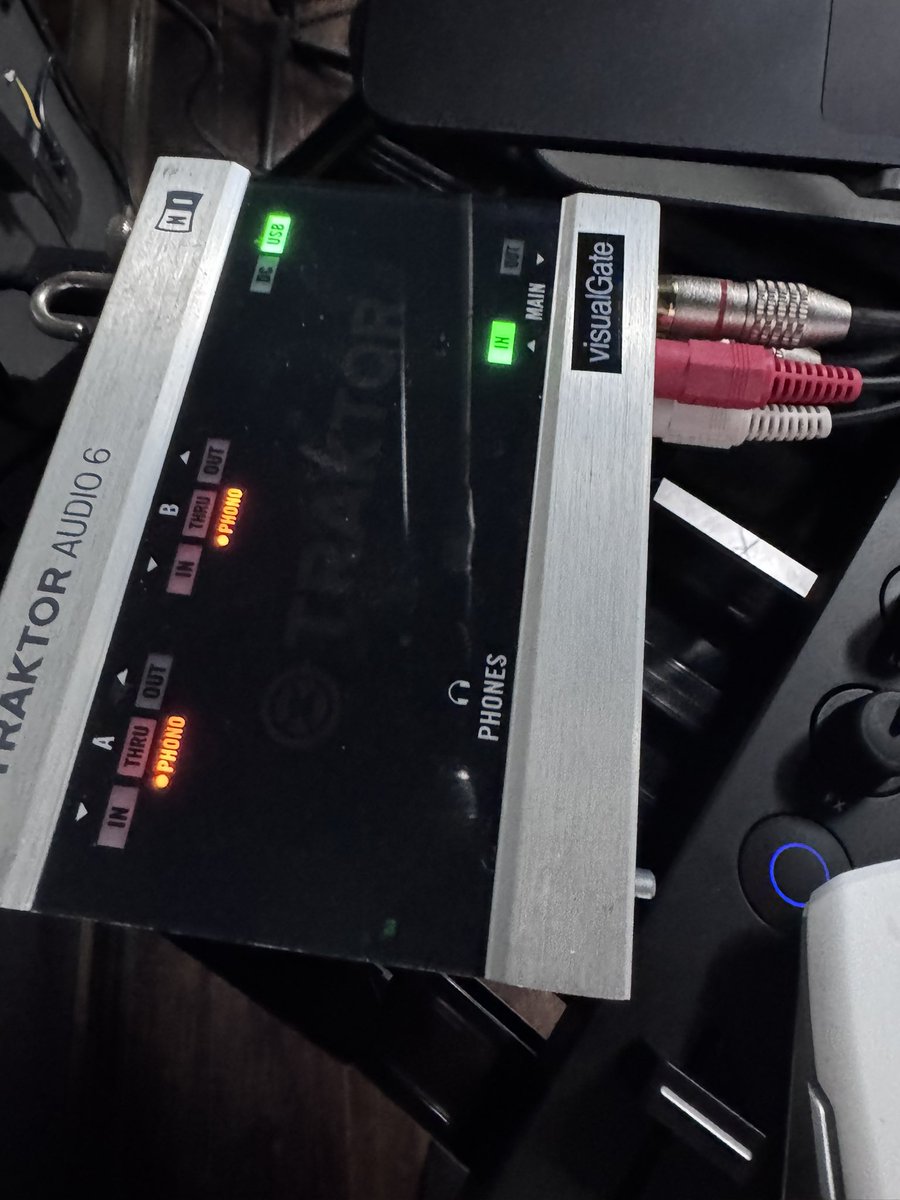 VisualgateY's tweet photo. ライブ用のシステムを組み直していたら、これで、Rekordbox で使えることがわかった。

ひょっとしてこういうDVSのオーディオインターフェイスって、普通の比べて、音の増幅やらなにやら特殊なことをしている？は、どのメーカーでもだいだい同じ手法なのかな？

勉強になった https://t.co/LqbYd8p4P2