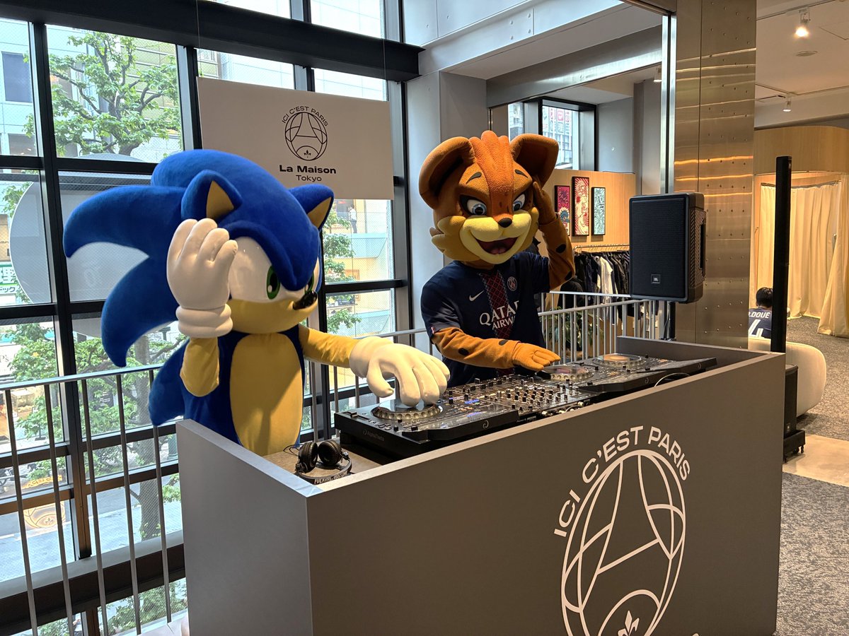 SEGASAMMYSPORTS's tweet photo. グローバルサッカークラブ「パリ・サン＝ジェルマン（以下、PSG）」が渋谷で開催した没入型ポップアップイベント「ICI C'EST PARIS La Maison Tokyo（イシ・セ・パリ・ラ・メゾン・トーキョー）」！

GWに行われたイベントではソニックがコラボ✨
PSGユニフォームやトロフィーも展示される中、マスコット「GERMAIN（ジェルマン）」とDJスタイルで写真撮影も📷レアな共演が見られましたよ～！

#セガサミースポーツ #ソニック #ICICESTPARIS