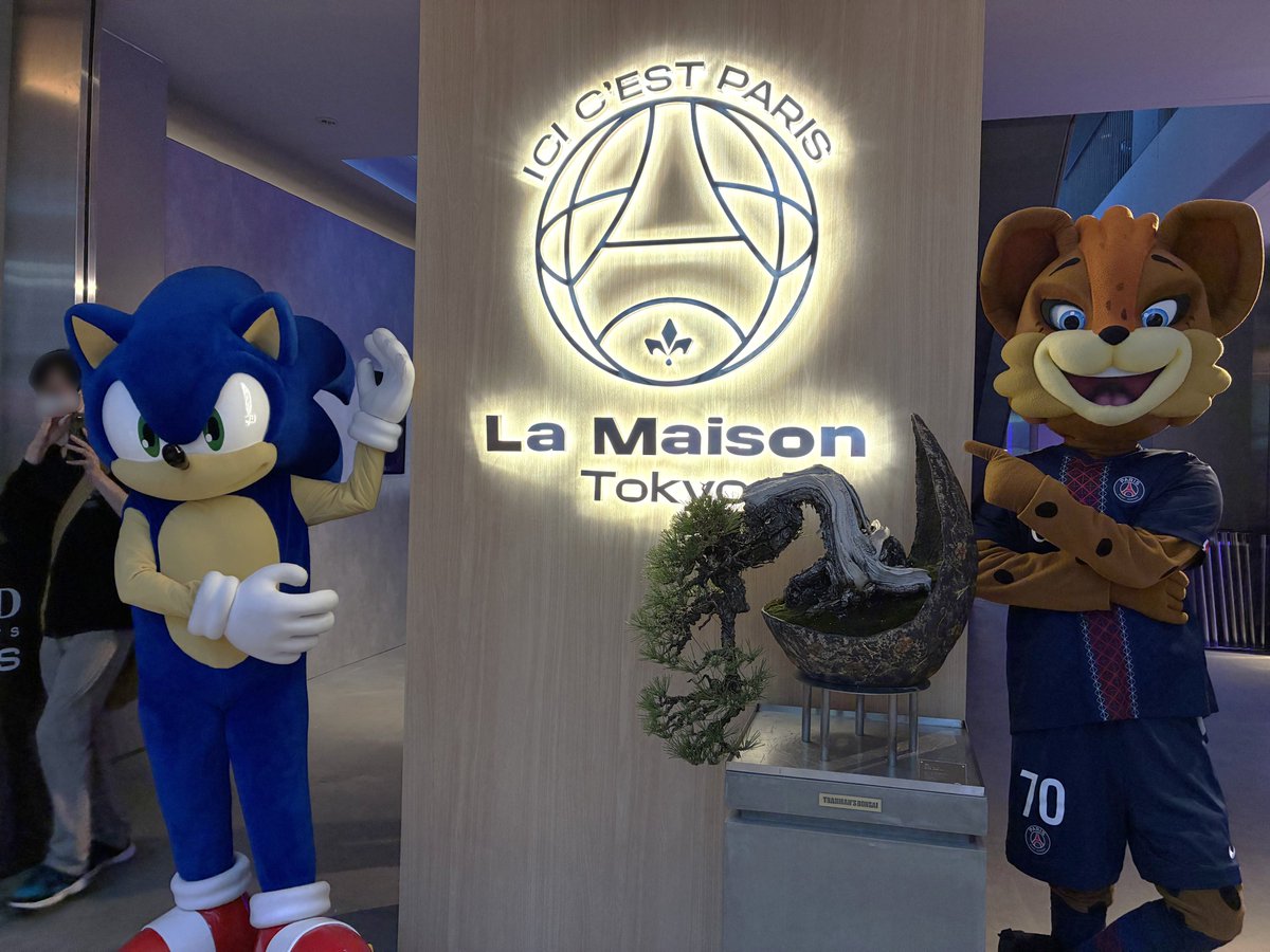 SEGASAMMYSPORTS's tweet photo. グローバルサッカークラブ「パリ・サン＝ジェルマン（以下、PSG）」が渋谷で開催した没入型ポップアップイベント「ICI C'EST PARIS La Maison Tokyo（イシ・セ・パリ・ラ・メゾン・トーキョー）」！

GWに行われたイベントではソニックがコラボ✨
PSGユニフォームやトロフィーも展示される中、マスコット「GERMAIN（ジェルマン）」とDJスタイルで写真撮影も📷レアな共演が見られましたよ～！

#セガサミースポーツ #ソニック #ICICESTPARIS