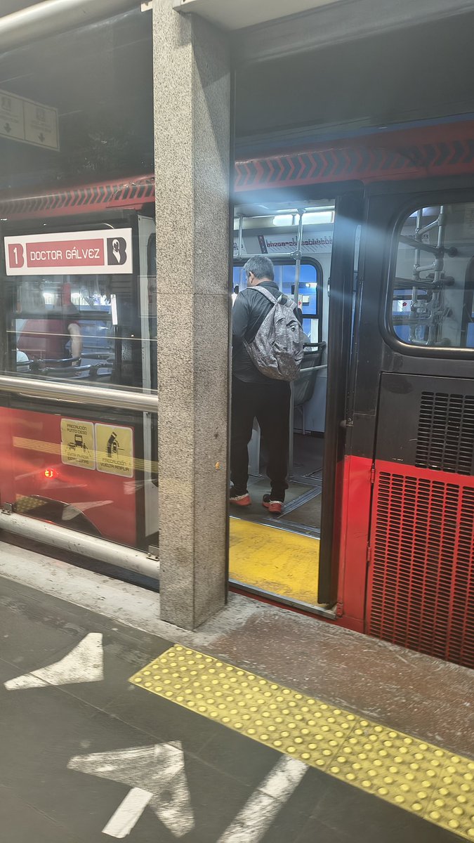 RingoCatGD's tweet photo. @MetrobusCDMX @MetrobusCDMX adicional comparto el acople de la misma unidad 349 en Dr. Galvez ya dirección Rojo Gómez, siempre hacen este tipo de aperturas ya que llegan a exceso de velocidad https://t.co/ttcuEdB2h8