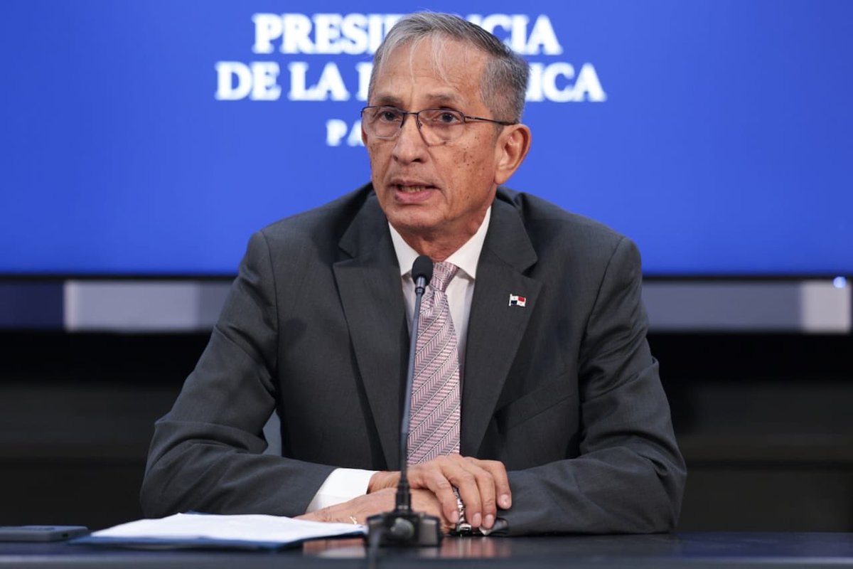 as_salazar's tweet photo. Gabinete propone modernizar la política nacional de vivienda, funciones del Banco Hipotecario pasarán al Miviot y la Caja de Ahorros

El Consejo de Gabinete aprobó este jueves presentar ante la Asamblea Nacional el proyecto de ley 1-26, “Que ordena el cierre total de las operaciones del Banco Hipotecario Nacional (BHN)”.

La intención de esta propuesta es transformar el actual modelo institucional hacia uno nuevo y moderno que garantice el derecho a la vivienda, con un sistema de financiamiento habitacional eficiente y sostenible financieramente, y con cobertura social.
Bajo el nuevo modelo, el Ministerio de Vivienda y Ordenamiento Territorial (Miviot) reafirmará la rectoría de la Política Nacional de Vivienda, mientras que la Caja de Ahorros (CA) ejercerá el rol de banca social hipotecaria.

Lo anterior evitará duplicidades, reducirá los costos operativos, fortalecerá el crédito social y habilitará mecanismos modernos de articulación público-privada para la producción de una vivienda social.

El proyecto de ley establece que el cierre del BHN se ejecutará de forma progresiva, a través de un Plan de Transición Institucional que será elaborado por el Comité de Transición y deberá ser aprobado por el Órgano Ejecutivo. Una vez promulgada la ley, el proceso de cierre no podrá extenderse más allá del 31 de diciembre de 2027.

El comité de transición, ente que coordinará todos los trámites para el cierre de las operaciones del Banco Hipotecario, estará integrado por el Miviot, el Ministerio de Economía y Finanzas (MEF); la Caja de Ahorros y la Contraloría General de la República. 

Las competencias que ejercía el BHN en virtud de las facultades otorgadas por la Ley 123 de 2013, correspondientes a las funciones de diseño, rectoría, subsidios, programas de vivienda de interés social, planificación, y desarrollo de proyectos público-privados, así como la articulación territorial, serán ahora competencia del @MIVIOTPma .

Por otro lado, las competencias relativas a financiamiento hipotecario, administración crediticia y estructuración de productos financieros corresponderán a la @CajadeAhorrosPA .

La Junta Directiva de la CA determinará, mediante régimen especial, el proceso de migración de carteras de aquellos productos hipotecarios y financieros del BHN, garantizando la continuidad de atención de usuarios transferidos. 

Esta disposición no constituye una fusión bancaria. La Caja de Ahorros adoptará las medidas necesarias para el manejo de estas carteras por separado de sus operaciones bancarias.

El proyecto también propone un Régimen de Colaboración Público-Privada Habitacional, con la creación de la Dirección del Fondo de Vivienda Social, adscrita al Miviot, y coordinada a través del ministro.

Esta dirección estará a cargo del desarrollo de proyectos de interés social en los cuales las entidades privadas tengan participación. Dichas entidades podrán, en asocio con el Estado, fomentar la construcción de viviendas de interés social para venta y/o alquiler social.