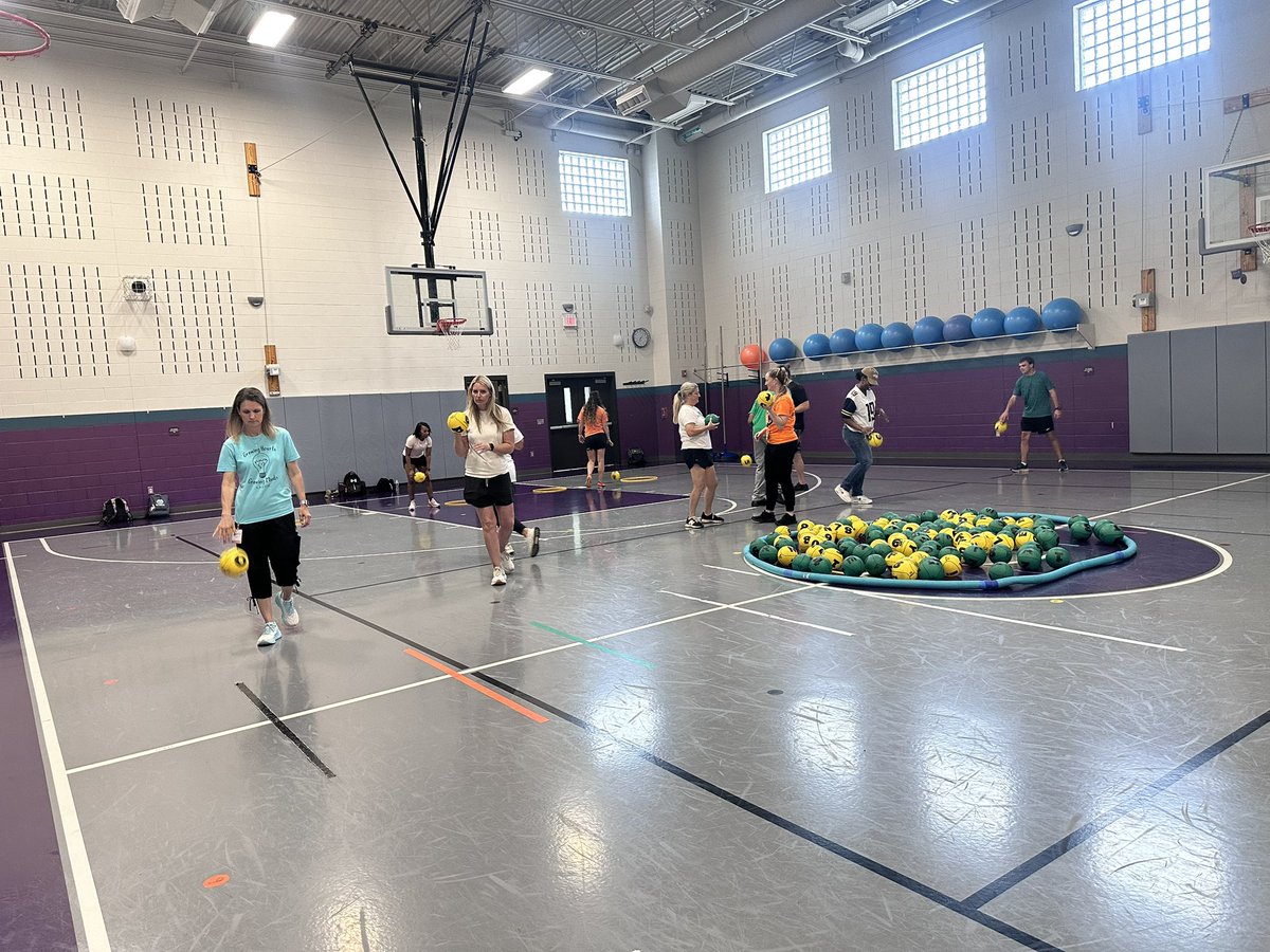 TheCoachFuller's tweet photo. BrainBall fun with @mansfieldisd today! Thank you for having @SHPhysEd at your conference. Cant wait to hear about all the fun ways you use the BrainBalls to incorporate math &amp; literacy into your gyms! #physed https://t.co/5wXQOWPE89