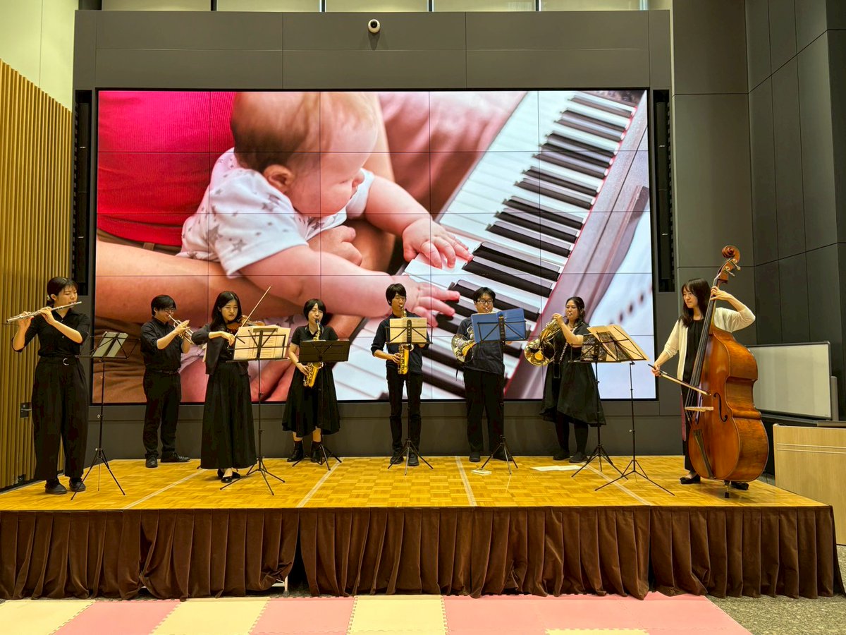 commodo2012's tweet photo. 先日は、中野区役所で開催された『なかのBaby＆Kids MUSIC FESTA』にて演奏させていただきました🎶
子ども達も大好きなアニメ曲や、みなさんが歌ったり踊ったり出来る曲を沢山演奏させていただきました🕺
歩けないお子様も保護者の皆様と揺れたり、思い思いに楽しんでいただきました💖 https://t.co/FwvgGNk3Ej