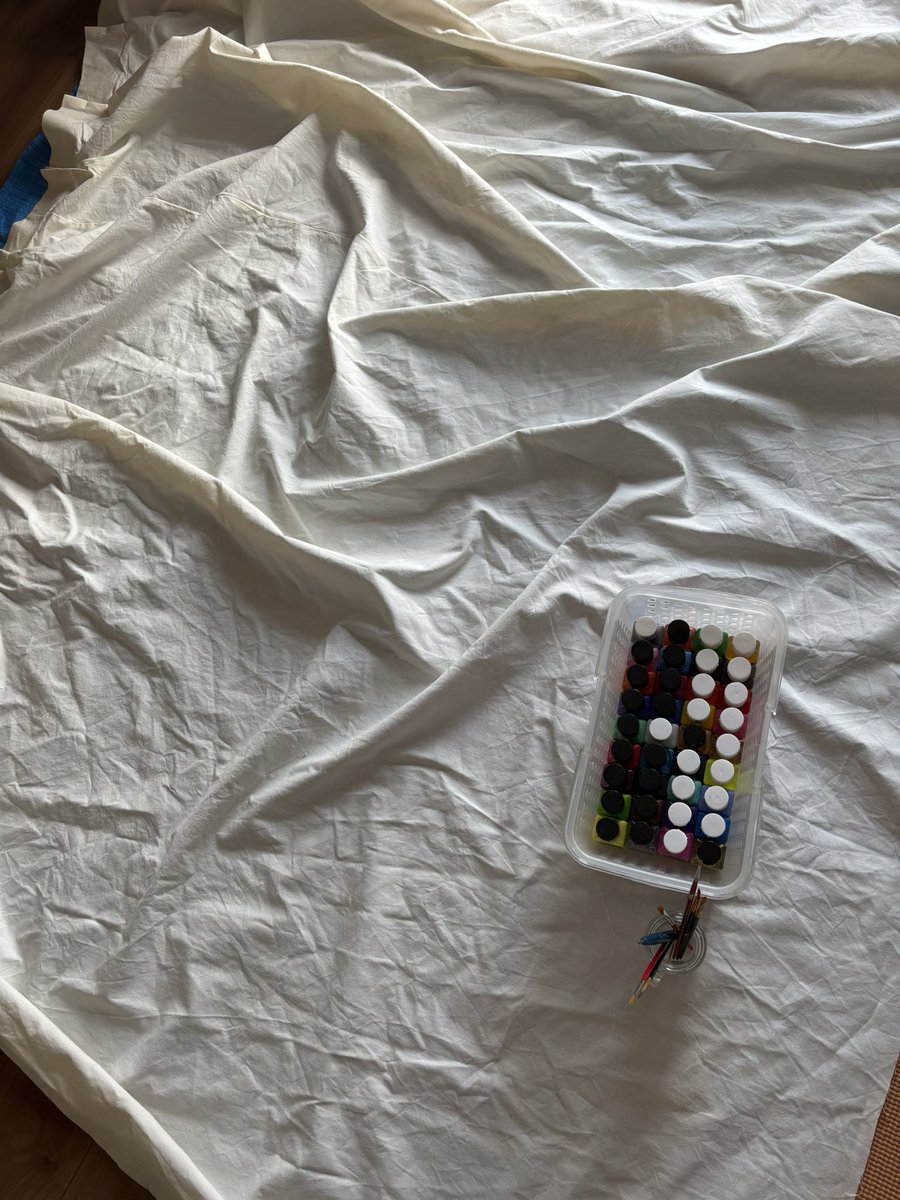 outauni's tweet photo. 昔々の大きな窓だらけの家に合わせて買った無印の最安値カーテン。
2枚を繋いで大判一枚にしたもので、合わなくてもずっと捨てられずだったけど、さくらんぼを描いてみました🍒

切りっぱなしでいいかなとカットしたのを最終的に縫い上げたら、つんつるてんになってしまった😆けど、掛けたらかわいい🩷 https://t.co/n6DxCbtONA